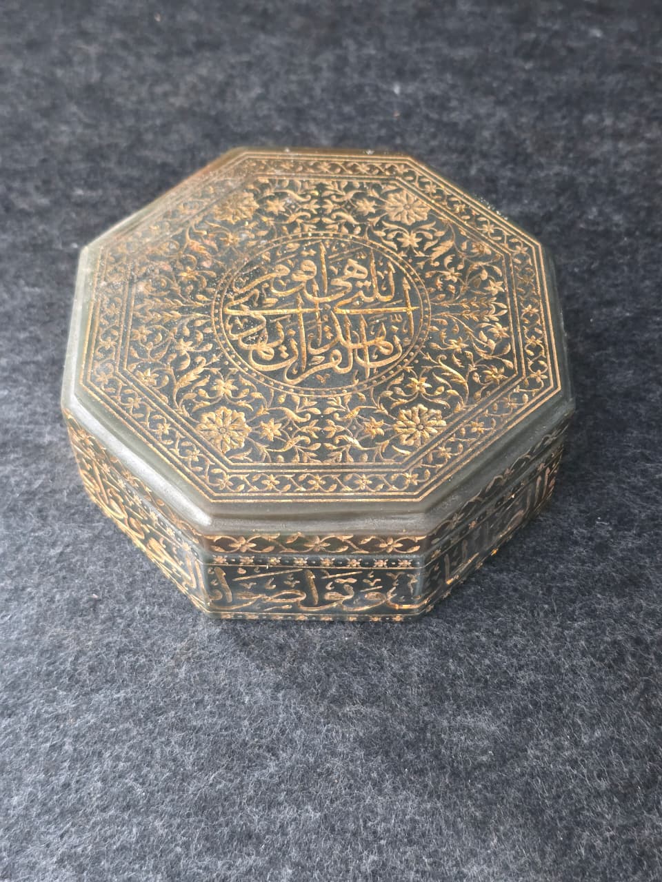 Mughal hand-engraved green octagon jade stone box